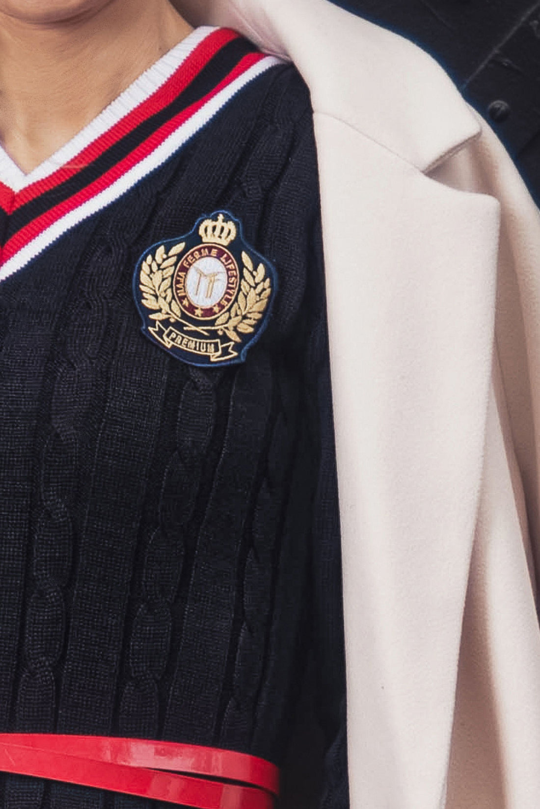 Cable-Knit Signature Premium V-Neck BLACK